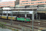 Geradezu klein wirkt die Rc4P 1291 der Green Cargo vor den Gebäuden, mit welchen ein Teil der Gleise des Stockholmer Hauptbahnhofs überbaut ist.