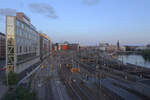 Recht ruhig geht es am Abend auf dem Nordkopf des Stockholmer Hauptbahnhofs zu. Zu erahnen ist die große Länge der Anlage. Deutlich zu sehen ist, daß die Gleise unter den Häusern etwa in Bildmitte verschwinden. Auch wenn man am Tag dort ankommt, fühlt man sich wie in einem Keller.
Zwischen den modernen Häusern kann man die Altstadt erahnen, rechts steht der Turm des Rathauses.
Stockholm C, 28. August 2023, kurz nach 20 Uhr.