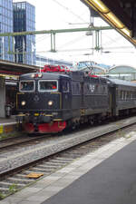 Gerade ist die Rc6 1411 der SJ mit einem nachmittäglichen Regionalzug aus Uppsala in Stockholm C eingetroffen.