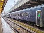 Ein Schnellzug mit einer Lok-Wagen-Komposition steht in Stockholm Central, 13.05.2026.