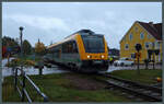 Bei der Einfahrt in den Endbahnhof Torsby überquert der Itino 1414 einen Bahnübergang mit Vollschranken.