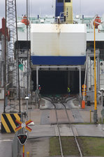 Eine Vierwegeweiche im Hafen von Ystad. Teleblick von der Fußgängerbrücke.
Die Fähre heisst  Jan Sniadecki  der polnischen Reederei Unity Line. 22.10.2016 12:13 Uhr. Leider unfreundlicher Regen.