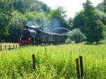 ZLSM B-1220, ein ehemalige dampflok der SJ aus Sweden die jetzt im Limburg, der Niederlanden fahrt, dampft mit 5 Blokkendozen der VSM nach Spekholzerheide vom Simpelveld am 8. july 2007.
Hier passiert der Zug ein Tunnel.
