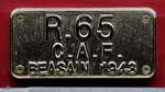 Das Herstellerschild an dem Metrozug R-65. (Madrid-Chamartin, November 2022)
