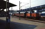 Z66 609 verschiebt in Helsingborg zwei schwedische Reisezugwagen auf die  Eisenbahnfähre nach Helsingör/Dänemark (Mai 1988).