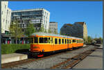 In Uppsala Östra, direkt neben dem Bahnhof Central gelegen, beginnt die Schmalspurbahn nach Faringe. Die Museumsbahn mit 891 mm Spurweite war einst teil des umfangreichen Netzes der Stockholm–Roslagens Järnvägar (SRJ). Am 19.05.2023 erreicht der YBo5p-Schienenbus 2139 mit dem Beiwagen 2109 Uppsala.