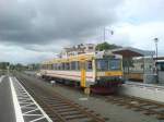 Im Bahnhof Eksj wartet Y1 1299 auf die Weiterfahrt nach Nssj. ber dem Triebwagen schaut das alte Empfabgsgebude hervor, welches vom Bahnhof abgekoppelt ist. Der  moderne  Bahnhof ist um ca.50 Meter vom alten Bahnhof versetzt gebaut worden. Bei dem Triebwagen handelt es sich um einen Fiat Lizenzbau aus Kalmar in Schweden. Die ersten hundert Fahrzeuge wurden noch bei Fiat gebaut.