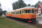 Dieseltriebwagen-Garnitur YB05p #809 und UBFo3yp #2109 der Museumsbahn  Upsala-Lenna-Jernväg  am 06.07.22 im Endbahnhof Faringe.