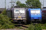 Hectorrail 241 001 und 185 511 von ATLU sonnen sich ebenfalls in den Abstellgleisen am Krefelder Hbf (21.5.20).