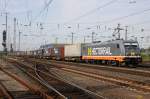 Hectorrail 241 012-2 zieht einen Containerzug durch Osnabrck HBF am 18.06.2013