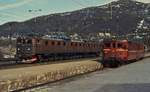 Mitte Mai 1988 treffen sich die mächtige, über 35 m lange Dm3 978-977-976 der SJ und der NSB-Triebwagen 67 03 im Bahnhof Narvik