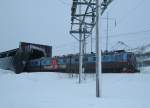 Dm3 mit Vollzug verlt am 18.03.2006 eine Schneegallerie zwischen Bjrkliden und Kopparasen. An dieser Stelle wird Bahnstrom eingespeist.