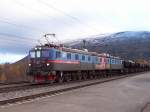 Dm3 1215/1245/1216  Josefina  mit beladenen Erzzug fhrt am 06.10.2006 durch die Station Bjrkliden.