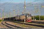 Fotogen steht meine erste IORE 112 (Vassijaure) und 115 (Stenbacken) zwischen Kiruna C und dem Cirkelstall (Ringlockschuppen ) der LKAB und wartet auf seine Ausfahrt in Richtung Narvik mit seinen 68 Wagen und rund 8000t Grammgewichte. (18.06.2011)