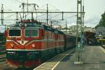 Rc1 1027 und eine weitere Rc mit einem Reisezug in Karlstad.