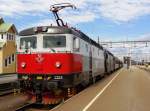 Gemeinsam mit einer Schwestermaschine steht Lok 1324 der SJ-Baureihe Rc1 am Mittag des 31.07.2012 im Bahnhof Boden C vor dem Nachtzug Gteborg-Lulea.