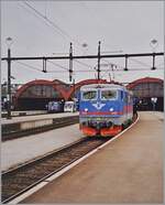 Die SJ Rc2 1036 die den D 318  Nis Holgerson  nach Malmö C brachte fährt auf ein Lokabstellgleis. Im Hintergrund, aber ziemlich klein, sind weitere Züge zu erkennen. 

Analogbild vom 30. April 1999
