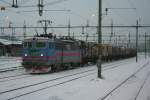 Im Schneefall breitstehender Holzzug mit GreenCargo Rc2 1117 am 20.12.2008 im Bahnhof Sundsvall C.