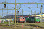 In Norrköping gelang mir das einzige Foto einer schwedischen Rc-Lok noch im attraktiven Ursprungslack. Die orange Rc3 1290 steht neben Rd2 1028 und einer weiteren unbekannten Rd2. Alle Maschinen gehören Green Cargo, der aus der SJ hervor gegangenen schwedischen Güterbahn.
22. August 2021