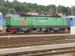 Rc4 1305 in green cargo Farben zwischen weiteren Loks in der SJ Lackierungam am 14.07.2012 in Gteborg.
