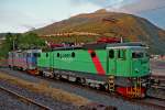 Sj Loks Rc4 1281 und 1175 fahren aus dem Lokschuppen Narvik kommend in den Containerhafen um einen Klv Zug an den Haken zu nehmen der danach auf einer meiner Bilder zu sehen ist in Straumsnes.Bild vom