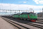 Am 02.06.2015 stand GC Rc4 1303 zusammen mit GC Rc4 1176 und einem Betonit-Silozug im neuen Bahnhof von Kiruna und warten auf die Abfahrt.