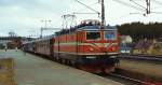 Mit den Kurswagen nach Stockholm steht Rc5 1327 am 14.05.1988 abfahrbereit im Bahnhof Narvik/Norwegen.