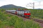 Sj Lok Rc6 1327 kommt am 18.7.2014 mit dem Ic 95 nach Lulea bei Rensjön vorbei.