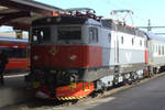 Braucht sich eigentlich nicht im Schatten zu verstecken, die Rc6 1333, mit einen Schnellzug in G�teborg  eingelaufen.