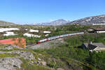 Nachdem der Nachtzug nach Stockholm durch ist, hat man rund 25 Minuten um auf den gegenüber liegenden Hügel zu laufen um den IC96 von Luleå nach Narvik zu erwischen.
