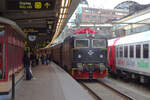 Mit einem Regionalzug aus Uppsala ist die Rc6 1374 der SJ gerade in Stockhol Central angekommen.