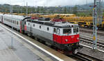 Rc6 1327 fährt mit dem Regionalzug von Lulea nach Narvik im Bahnhof Gällivare auf dem Gleis 1 ein und fährt am langen Bahnsteig mit seinen drei Wagen ganz nach vorne. Wie sich ein paar Minuten später herausstellt, wird er vom Regionalzug von Lulea nur bis Kiruna überholt. Gällivare, 11.8.2024