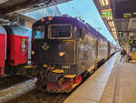 SJ 1367 steht mit einem Schnellzug in Stockholm Central, 13.05.2026.
