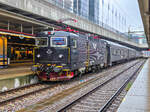 SJ 1380 steht mit einem Schnellzug in Stockholm Central, 13.05.2026.