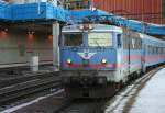 SJ Rc6 1365 (Umbau aus Rc5) vor Regionalzug nach Upsalla am 15.12.2008 im Bahnhof Stockholm C.