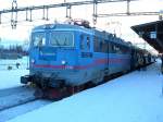 12.01.2006 12:10 Uhr Boden Centralstation: CX Rc6 1336 mit Personenzug Lulea - Narvik wartet auf das Abfahrtszeichen.