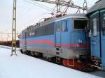 12.01.2006 13:15 Uhr Murjek station: CX Rc6 1336 mit Personenzug Lulea - Narvik wartet die Kreuzung mit einen entgegen kommenden Erzzug ab.