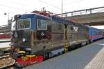 Der Schnellzug nach Stockholm kurz vor der Abfahrt von Bahnsteig 12, des Osloer Hauptbahnhofs. Es dient Rc6 mit Nr. 1386-8 der SJ als Zugfahrzeug am 29.06.2010. 