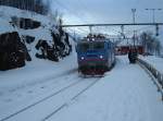 Nachtzug NZ 93 Narvik - Stockholm mit Lok Rc6 1327 fhrt am 19.03.2006 in der unbesetzten Bedarfshaltestelle Katterat ein, er legt in 19 Std. 14 Min. 1581 km zurck. Ausser mir haben sich in dem im Winter unbewohnten Ort noch 4 norwegische Skilufer eingefunden.