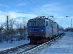 Nachtzug NZ 94 Stockholm - Narvik mit Rc6 1327 fhrt am 19.06.2006 in der Haltestelle Abisko Touriststation ein.