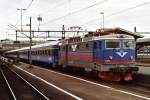 1392 mit einem Regionalzug Storlien-Gteborg auf Bahnhof Gteborg Central am 17-7-2000.