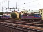 1128 und 1345 auf Bahnhof Karlstad am 13-7-2000.