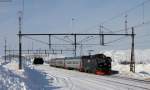 1395 mit dem IC 95 (Narvik-Luleaa Central) in Vassijaure 18.3.15