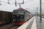 Sicht auf SJ Rc6 1396 und SSRT Rc6 1335, als sie am Morgen des 31.05.2015 zusammen an das andere Zugende des Nachtschnellzuges (Stockholm C - Luleå) in Boden C rangierten.