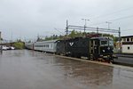 Einfahrt am Mittag des 02.09.2015 von SJ Rc6 1400 in den Bahnhof von Narvik, als sie den Natttåget 93 (Narvik - Stockholm C bereitstellt.