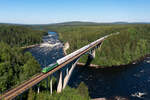 Den beiden Artic-Rail-Express folgt am 25.06.2022 wie immer der North-Rail-Express in Richtung Oslo. Er überquert südlich von Vindeln den Vindelälven.