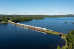 Am 24.06.2022 überquert der North-Rail-Express 4034 auf der Fahrt von Oslo nach Narvik den See Björnsjön bei Björnsjö in der nordschwedischen Provinz Västernorrlands län. Zuglok ist die Green Cargo Re 1424.