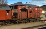 SJ Ud 866 im Mai 1988 in einem unbekannten Bahnhof an der schwedischen Nordlandsbahn. Auch hier wäre ich für Hinweise zum Aufnahmeort dankbar. ASEA lieferte die Lok 1955 an die SJ, 1995 wurde sie ausgemustert.