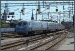 Der X2-Triebzug 2501 der SJ verlässt am 19.05.2023 als X2 533 nach Kopenhagen den Bahnhof Stockholm Central.