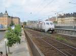 10.7.2010 14:10 SJ X2000 aus Stockholm Central nach Gteborg Central auf dem sdlichen Teil der Centralbron in Richtung des Sderledstunneln.